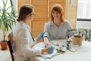 Woman discussing and understanding her symptoms with a healthcare professional